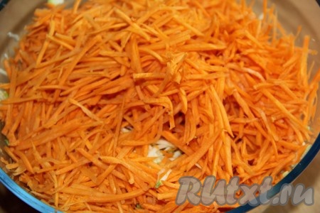 Морковку также нужно натереть на тёрке для корейской моркови, а затем выложить к натёртым кабачкам.
