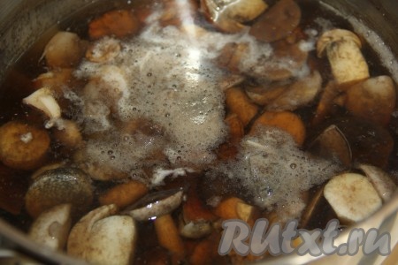 Когда вода в кастрюле с грибами закипит, убавить огонь и варить 30 минут, снимая пенку.
