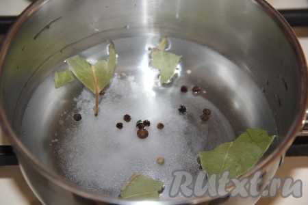 Для приготовления маринада соединить в кастрюле воду, соль, горошины чёрного перца, лавровые листья и сахар.
