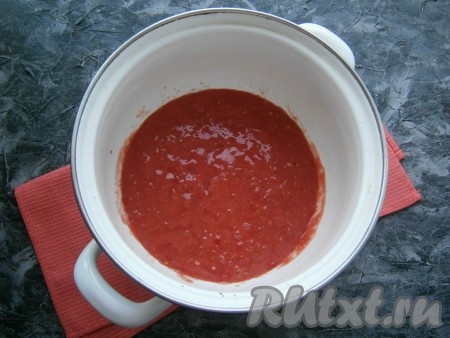 Перекрутить вымытые помидоры на мясорубке (или в чаше блендера), затем вылить томат в кастрюлю.
