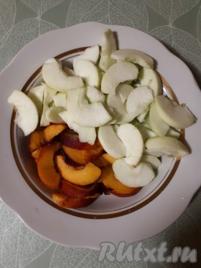 Подготовить фрукты. Я использовала для пирога яблоки и персик. Можно взять любые фрукты по своему усмотрению или какие есть в наличии. Фрукты, если необходимо, очистить от кожицы и нарезать на дольки.   
