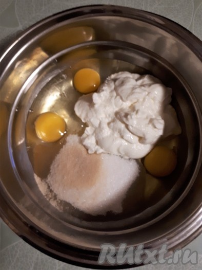 В отдельной ёмкости яйца взбить венчиком с сахаром, ванильным сахаром и йогуртом (или сметаной).
