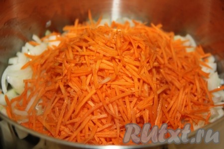 Морковь почистить и натереть на тёрке. Добавить морковку в кастрюлю. 