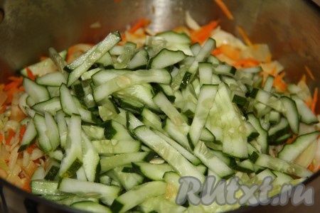 Огурцы вымыть, нарезать на брусочки и добавить к остальным овощам.
