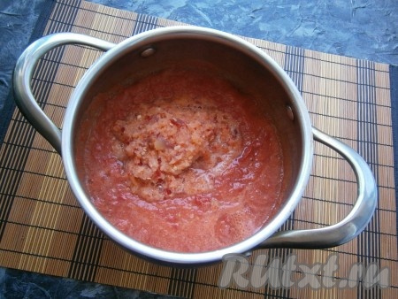 В кастрюлю с томатным пюре добавить измельчённую смесь перцев, перемешать, поставить на огонь. 
