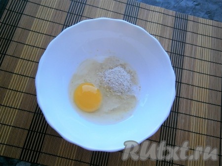 Добавить одно яйцо, влить молоко, всыпать щепотку соли.
