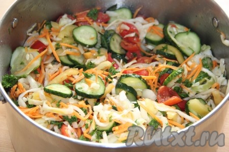 Тщательно перемешать салат. Накрыть крышкой и оставить при комнатной температуре на 3 часа. Перемешивать этот салат нужно через каждые 30 минут. Овощи выделят сок. 