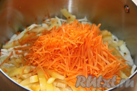 Морковь почистить и натереть на тёрке для корейской моркови. Выложить морковь в кастрюлю. 
