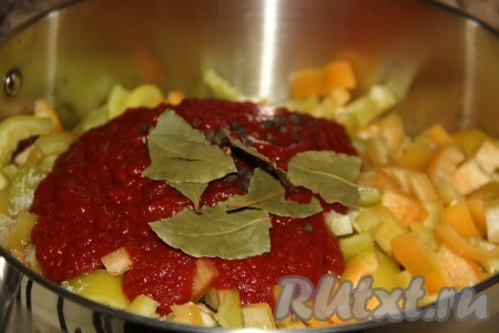 Добавить томатную пасту, перец горошком и лавровые листья. 