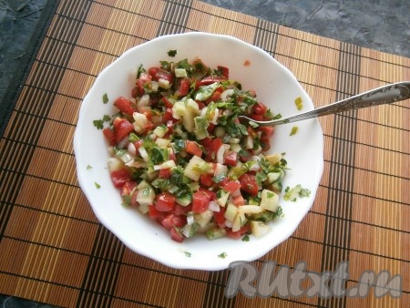 Добавить красный перец чили и соль, салат тщательно перемешать.

