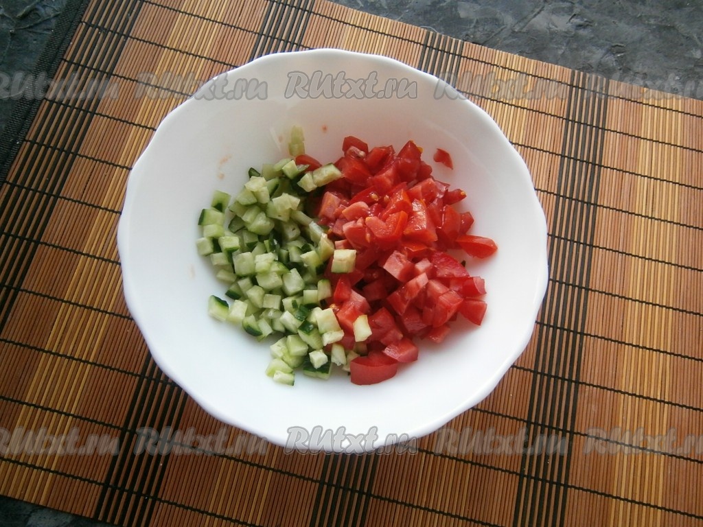 Салат из свежих помидоров с огурцами - рецепт, как приготовить, пошаговая инструкция с фотографиями