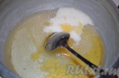 Сахар, мед, растительное масло и воду нагреть до полного растворения сахара и мёда.