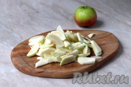 Каждое яблоко вначале нужно очистить от кожуры, затем удалите из них семенные коробочки. Мякоть нарежьте тонкими дольками.
