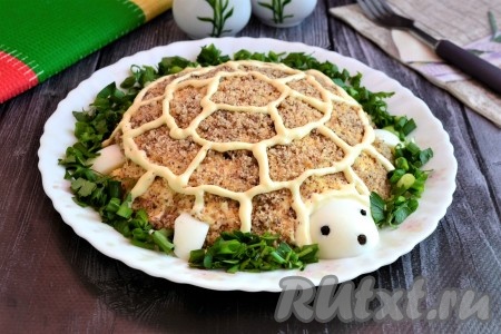 Вкусный и интересный салат "Черепаха", приготовленный с курицей и грецкими орехами, можно подавать на праздничный стол на радость своим близким и гостям.
