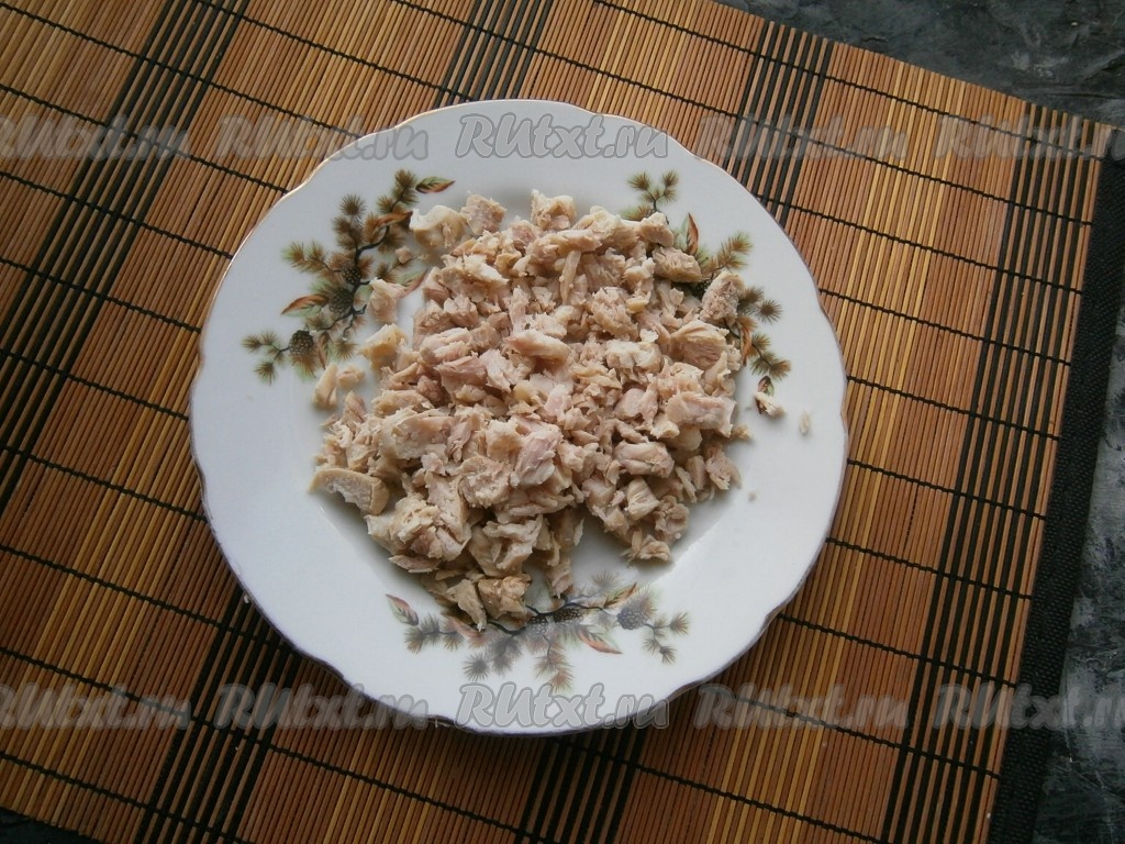 Салат «Черепашка» с курицей, грецкими орехами и черносливом