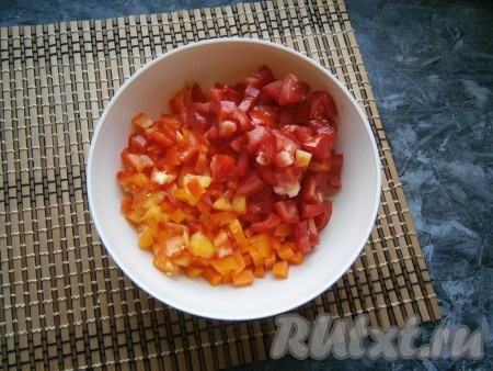 Болгарский перец, очищенный от семян и плодоножки, и свежие помидоры тоже нарезать средними кубиками, выложить их к луку с морковкой.
