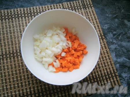 Лук и морковь очистить, нарезать средними кубиками.
