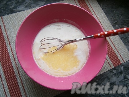 Вылить в глубокую миску запенившуюся дрожжевую смесь, добавить масляно-яичную смесь, соль и ванилин.
