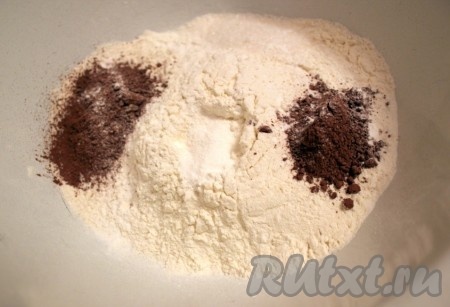 В отдельной миске муку соединить с солью, разрыхлителем, какао и перемешать до однородности сухие ингредиенты.
