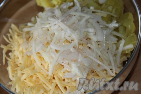 Лук откинуть на дуршлаг, дать стечь маринаду, а затем добавить в салат из свиного сердца, картошки, яиц и сыра.
