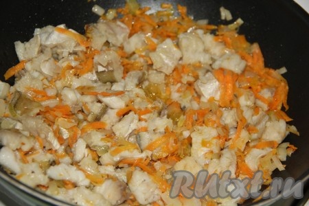 Обжарить рыбу с овощами на среднем огне 3 минуты. Не забывайте перемешивать в процессе обжаривания, чтобы лук, морковка и минтай не пригорели.
