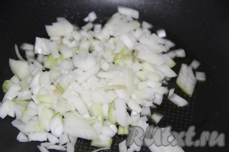 Очистить луковицу, мелко нарезать, а затем выложить в достаточно глубокую сковороду, разогретую с растительным маслом.
