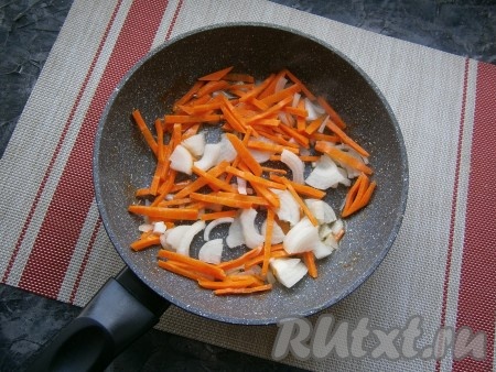 Переложить шейки в кастрюлю, а в сковороду влить оставшееся масло, выложить нарезанный произвольно репчатый лук и нарезанную соломкой морковь.
