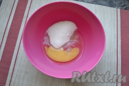 В миску разбить яйцо, добавить соль, сахар и ванильный сахар.