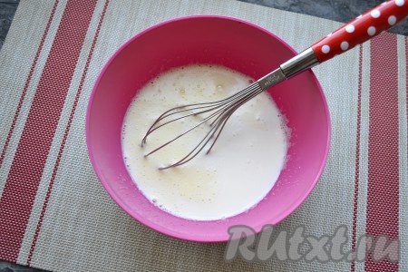 Тщательно перемешать яично-сахарную смесь венчиком, влить молоко (или сыворотку), снова перемешать венчиком.
