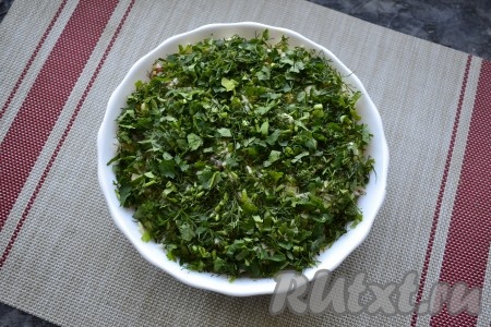 Зелень укропа и петрушки измельчить и засыпать ею полностью весь салат сверху, имитируя луг.
