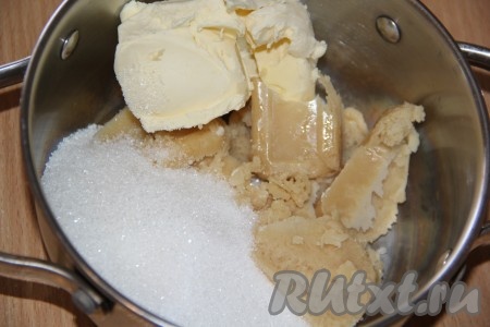 Для замешивания теста в кастрюлю с толстым дном выложить сахар, сливочное масло и мёд.
