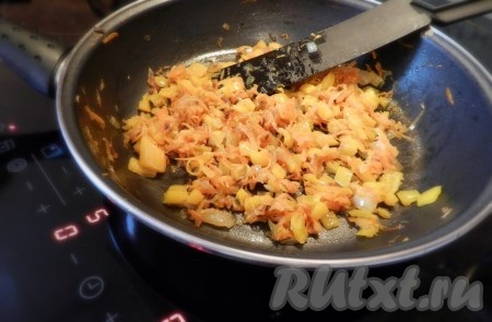 Обжарить на растительном масле лук с морковью до золотистого цвета. Затем добавить на сковороду болгарский перец, посолить, поперчить и обжарить овощи ещё в течение 5-7 минут, не забывая иногда перемешивать.
