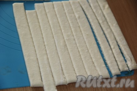 Размороженное тесто нарезать на полоски шириной 1-1,5 см.
