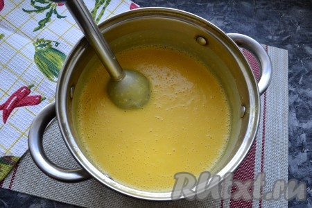 Варить далее суп на небольшом огне, часто помешивая, пока сыр практически не расплавится. Затем погружным блендером пюрировать суп до полной однородности.