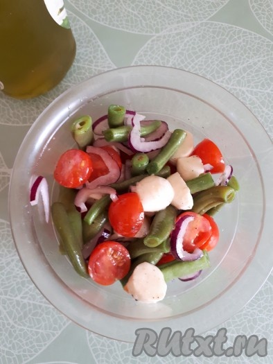 Заправить салат растительным маслом, посыпать нарезанной зеленью.
