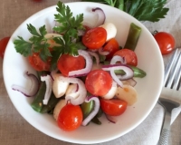 Салат из стручковой фасоли, помидоров и сыра