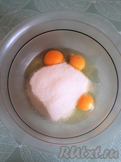 В отдельной ёмкости яйца взбить с сахаром миксером до светлой, пышной массы.
