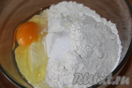 Сначала замесим картофельное тесто для вареников, для этого нужно соединить в миске муку, соль и яйцо, хорошо перемешать.
