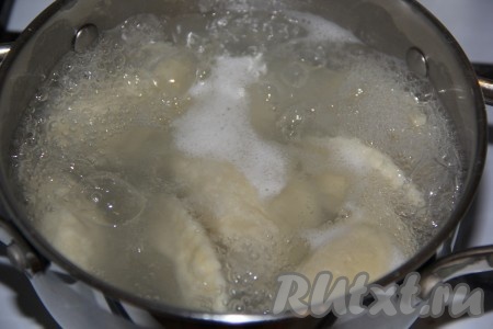 Для того чтобы сварить вареники, нужно вскипятить в кастрюле воду, слегка подсолить, выложить вареники в кипящую воду и варить с момента закипания 7 минут.