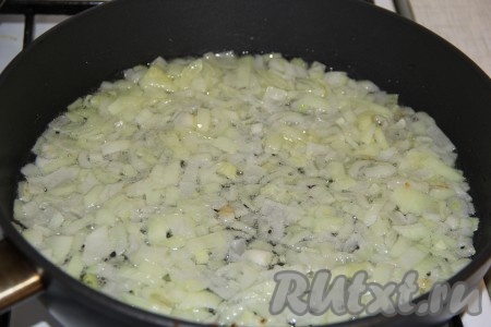 Переложить вермишель в миску. Морковь и луковицу очистить. Влить в сковороду масло и добавить мелко нарезанный лук. Обжарить лук, помешивая, на среднем огне в течение 5 минут.