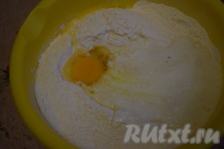 В миску к мучной смеси добавляем яйцо и выливаем кефиро-масляную смесь.
