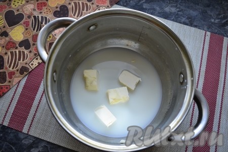 Для замешивания теста влить в кастрюлю с толстым дном молоко и воду, добавить кусочки сливочного масла (или маргарина), всыпать соль.
