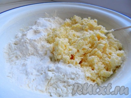 Добавить сыр и брынзу к масляной смеси. Всыпать сахар, соль (если брынза очень соленая, соль можно не добавлять), перемешать. Добавить муку, смешанную с разрыхлителем,  замесить тесто.