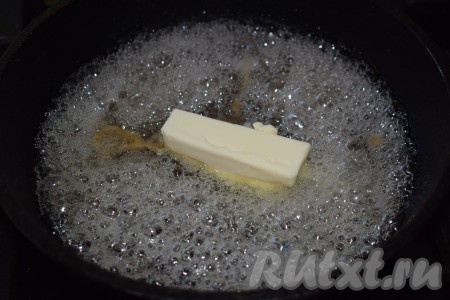 Далее добавляем кусочек сливочного масла и перемешиваем его с карамелью.
