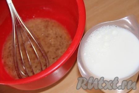 В яично-сахарную массу влить молоко, перемешать. 