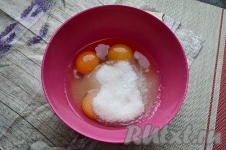 В отдельную миску разбить 3 яйца, добавить к ним сахар, соль и ванильный сахар.

