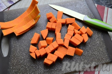 Очистить от кожуры и нарезать мякоть тыквы на небольшие кубики.
