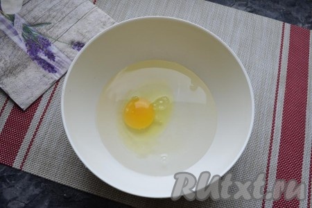 Налейте в миску воду комнатной температуры, вбейте яйцо, добавьте щепотку соли и сахара. 