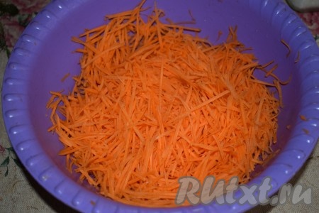 Сырую морковь вымоем, очистим от кожуры и натрём на тёрке для корейской моркови.