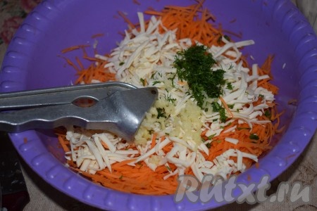 Укроп вымоем, нарежем мелко и отправим в миску с салатом из моркови и плавленного сыра. Туда же добавим очищенный и пропущенный через пресс чеснок.
